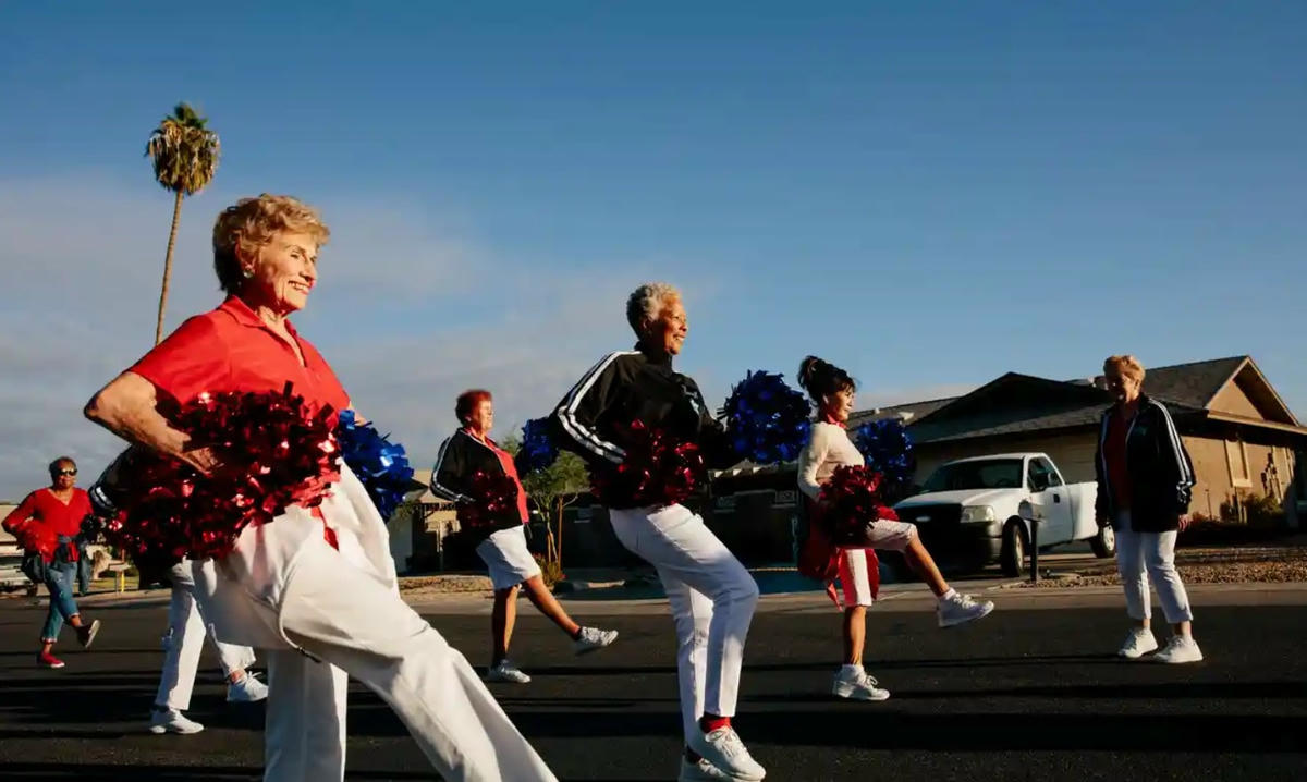 Các cổ động viên tập nhảy sau khi lệnh hạn chế do đại dịch được gỡ bỏ. Ảnh: The Guardian.