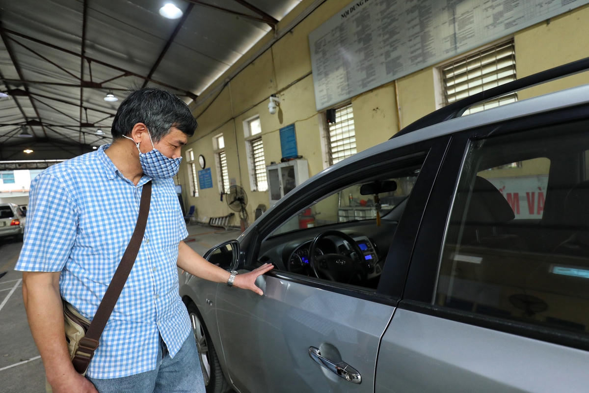 Ông Nguyễn Minh Tuấn cho biết, xe ô tô 5 chỗ của ông đã bước vào năm thứ 14 sau khi sản xuất. Nếu theo quy định ở Thông tư 16, chu kỳ kiểm định định kỳ chỉ được 6 tháng, nay đã tăng gấp đôi lên 12 tháng.