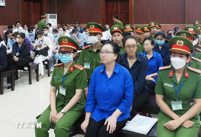 Bị cáo Trương Mỹ Lan cùng các đồng phạm tại phiên tòa. (Ảnh: Hồng Giang/TTXVN) ttxvn-truong-my-lan-van-thinh-phat.jpg