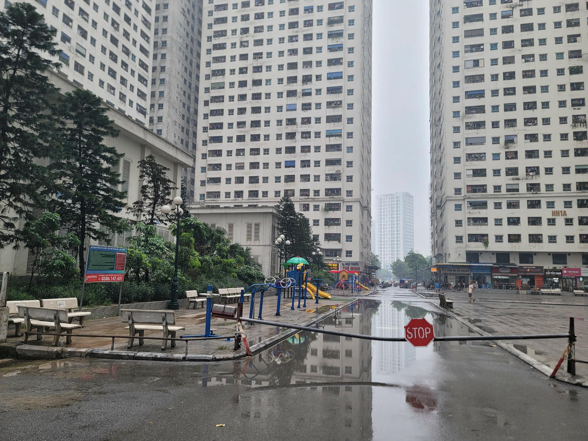 Anh Lê Ngọc, cư dân sống ở toà HH2A cho biết, nhìn khu vui chơi trẻ em của cả chung cư với 9.000 căn hộ chỉ là một góc nhỏ bé, sơ sài và tạm bợ thấy ngán ngẩm thật sự. Tuy nhiên, ám ảnh nhất với anh là sự chen chúc, mệt mỏi vì chờ đợi thang máy, đã có nhiều trường hợp muộn giờ làm vì phải đợi thang máy quá lâu.