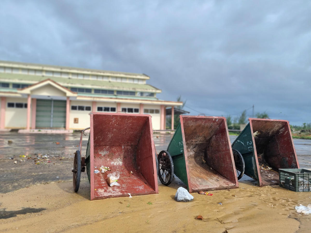 Chị Hoàng Thị Quỳnh Như (ở xã Bảo Ninh, TP Đồng Hới) cho biết: “Tôi thường xuyên đi làm ngang qua đây nhưng không khi nào thấy người dân vào chợ buôn bán mà chỉ thấy họp chợ dọc đường Nguyễn Thị Định, tình trạng này cũng đã xuất hiện nhiều năm nay từ khi tôi chuyển về đây sống. Chợ xây xong bây giờ cũng hư hỏng cả rồi, họ mua bán dọc đường cả chứ không có ai vào trong đó đâu”.