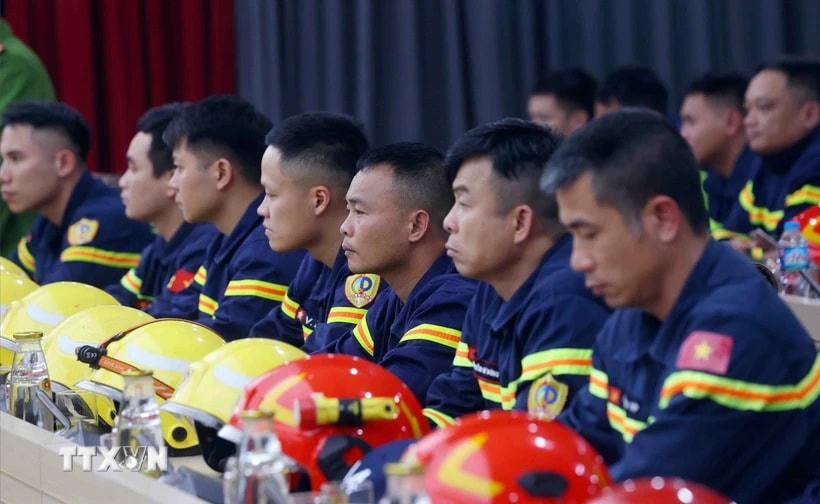 Cán bộ, chiến sỹ Phòng cháy chữa cháy và Cứu nạn cứu hộ Việt Nam thực hiện nhiệm vụ tại Myanmar. (Ảnh: Phạm Kiên/TTXVN)