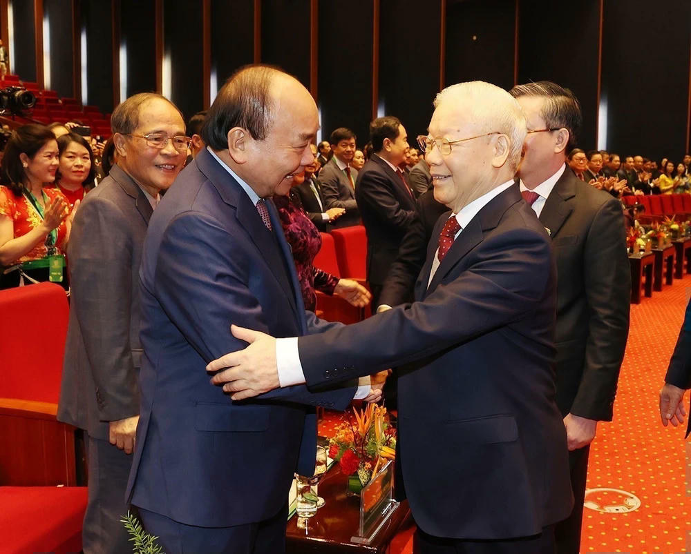 Tổng Bí thư Nguyễn Phú Trọng với các vị nguyên lãnh đạo Đảng và Nhà nước. (Ảnh: Trí Dũng/TTXVN) ttxvn-tong-bi-thu-4-8374.jpg