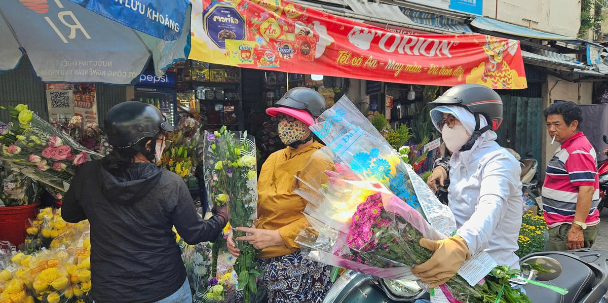 Tiêu dùng - Người dân mua hoa tươi cúng đầu nằm