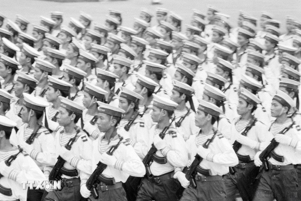 Khối chiến sỹ Hải quân tiến vào lễ đài. (Ảnh: Kim Hùng/TTXVN)