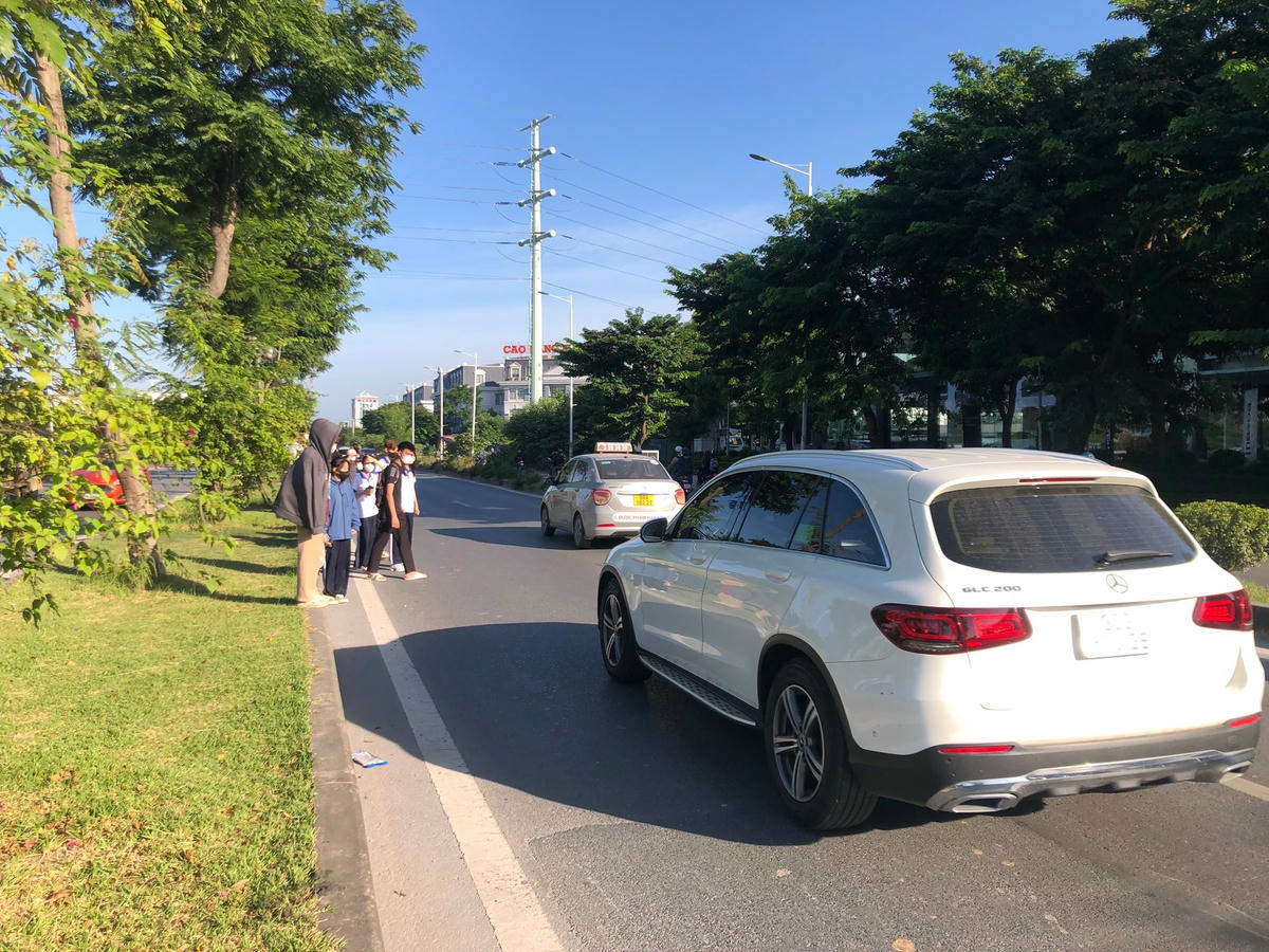 tại khu vực cổng trường cao đẳng FPT Polytechnic, thường xuyên xảy ra nhiều vụ tai nạn giao thông, đã có nhiều người tử vong.