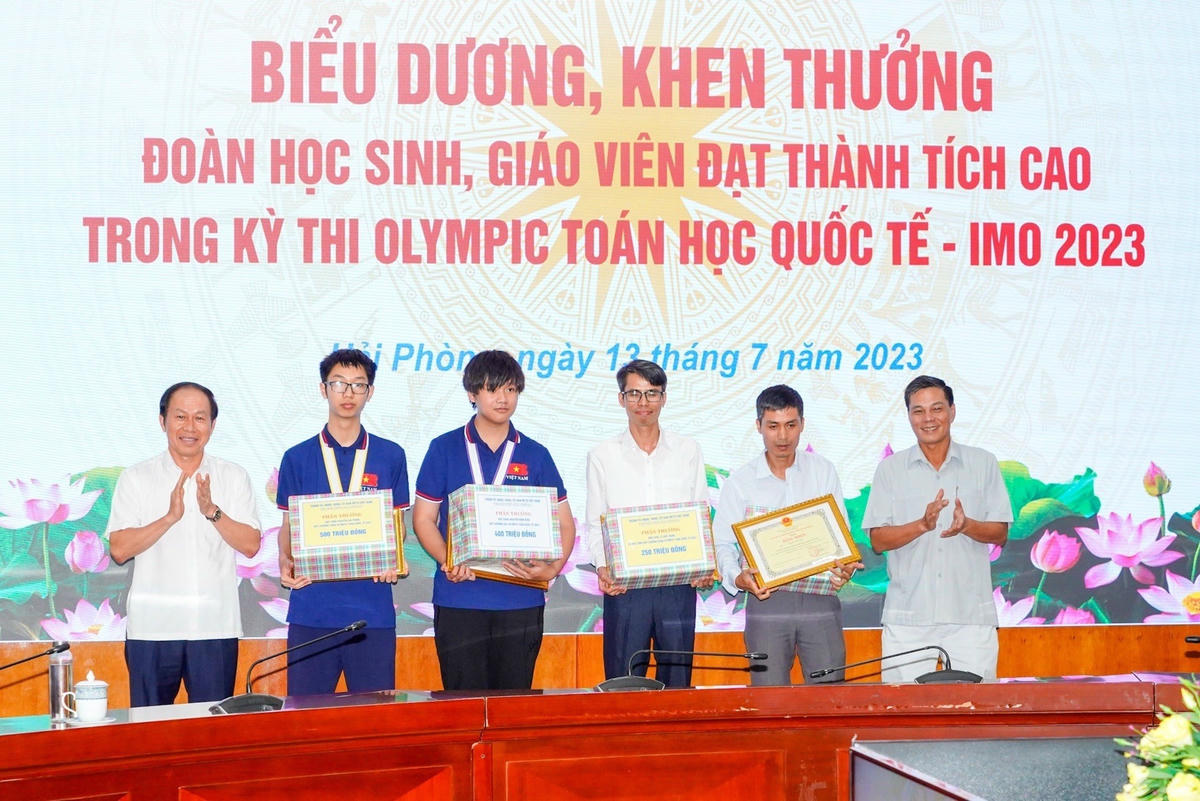 Lãnh đạo thành phố Hải Phòng trao thưởng cho 2 học sinh cùng 2 thầy giáo trực tiếp hướng dẫn.