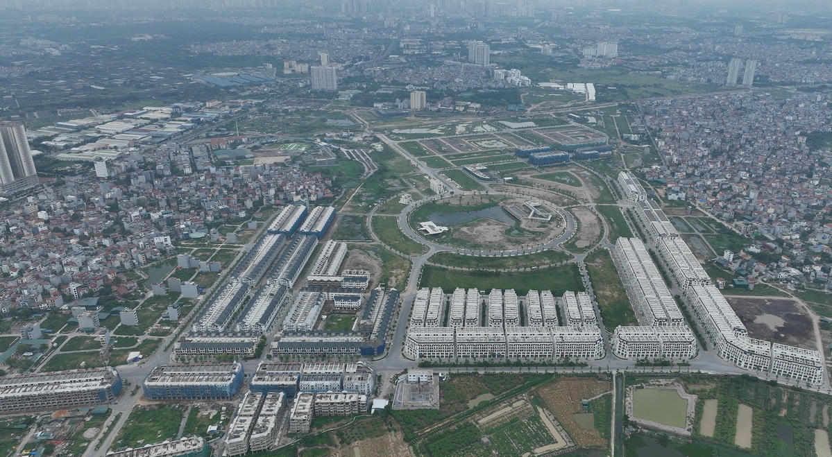 Khu đô thị mới Kim Chung - Di Trạch (huyện Hoài Đức) có diện tích khoảng 140 ha, được phê duyệt từ 2008. Dự án do Tổng công ty cổ phần Thương mại Xây dựng Vietracimex làm chủ đầu tư với quy mô dân số dự kiến 20.000 - 30.000 người nhưng hiện trạng bỏ không nhiều năm. Ảnh: Ngọc Thành. 