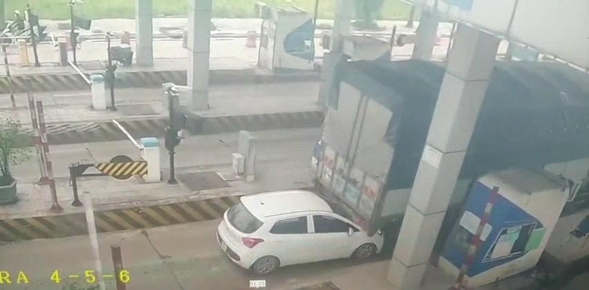 Xe ô tô con húc vào phần đuôi xe ô tô tải tại trạm thu phí BOT Quảng Trị.