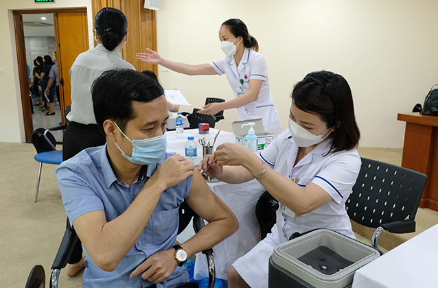 Bộ Y tế đề xuất tăng mức phụ cấp cho công chức, viên chức trực tiếp làm công tác chuyên môn y tế dự phòng từ 40% lên mức 100%.