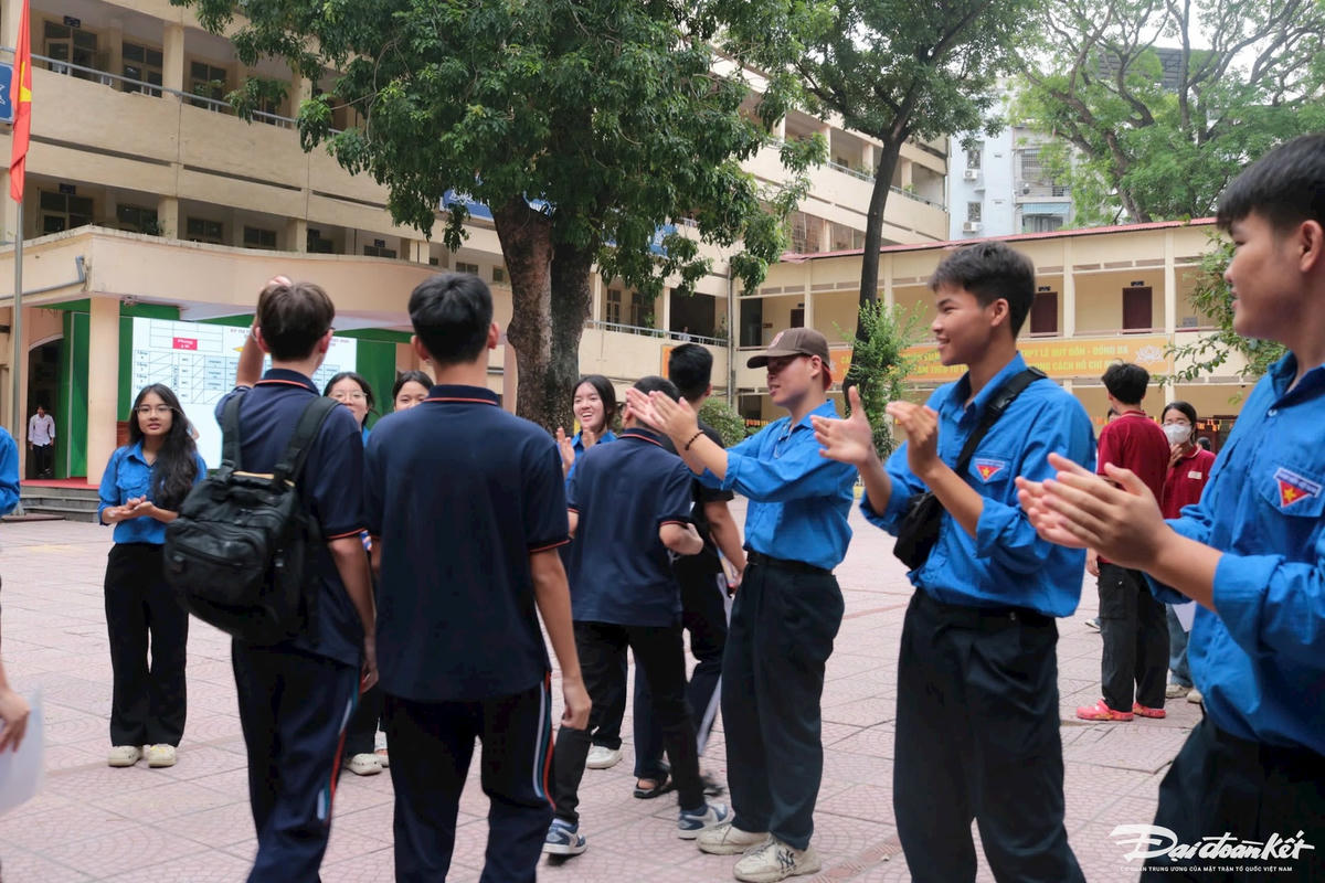 Các tình nguyện viên hỗ trợ thí sinh tại điểm thi.