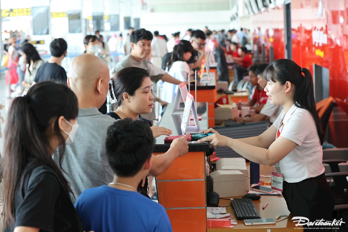 Hành khách làm thủ tục tại sân bay Nội Bài.