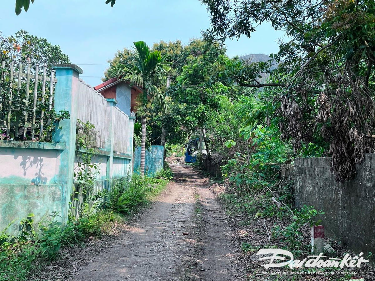 Tại thôn 4 xã Hạ Long, nhiều tuyến đường khu dân cư xuống cấp nhưng không được sửa chữa, tu bổ.