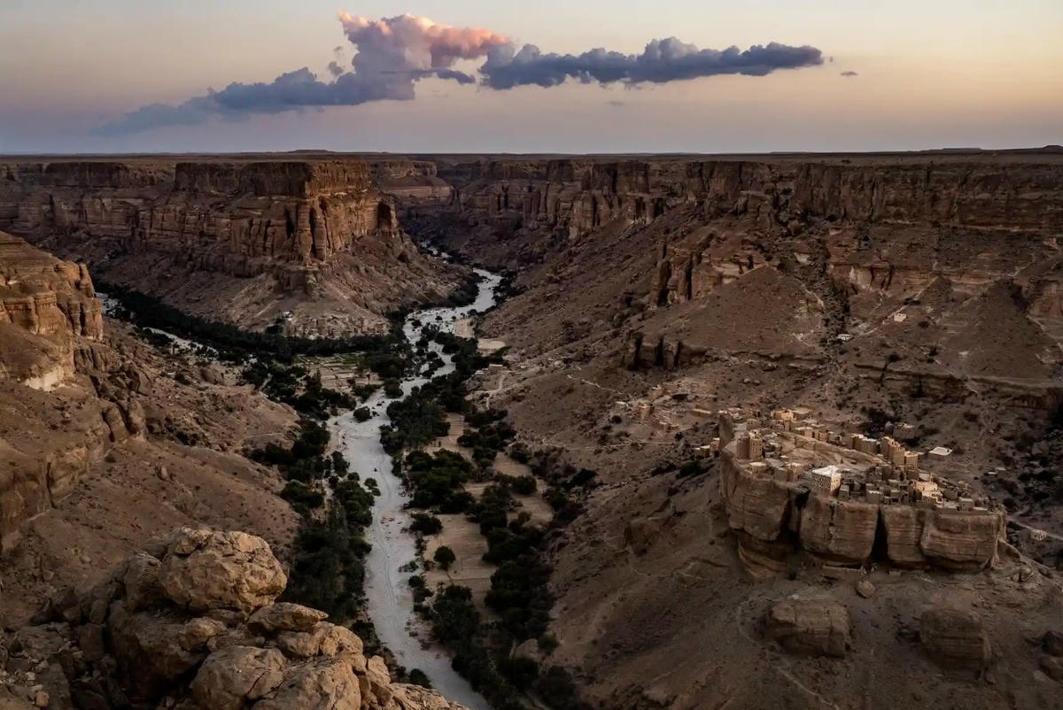 Ngôi làng Haid Al-Jazil 500 tuổi nằm trên một tảng đá khổng lồ phía trên thung lũng Dawan ở Hadhramaut. Ảnh: The Guardian.