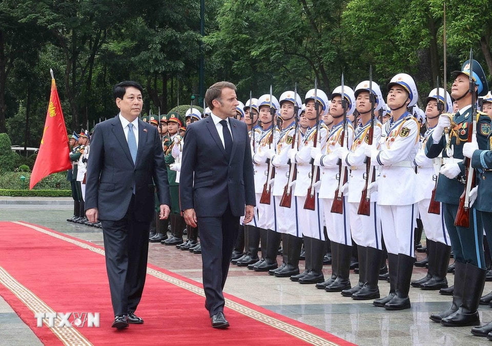 Chủ tịch nước Lương Cường và Tổng thống Pháp Emmanuel Macron duyệt Đội danh dự Quân đội Nhân dân Việt Nam. (Ảnh: Lâm Khánh/TTXVN)