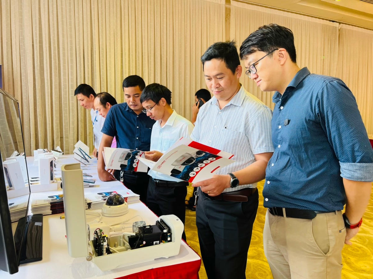 Các đại biểu trải nghiệm các sản phẩm chuyển đổi số của Bkav.