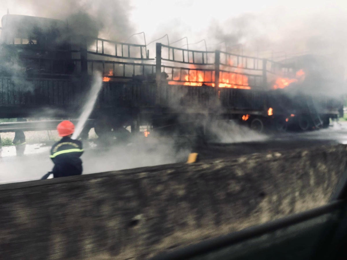 Lực lượng chức năng nhanh chóng có mặt tại hiện trường để tham gia công tác chữa cháy.