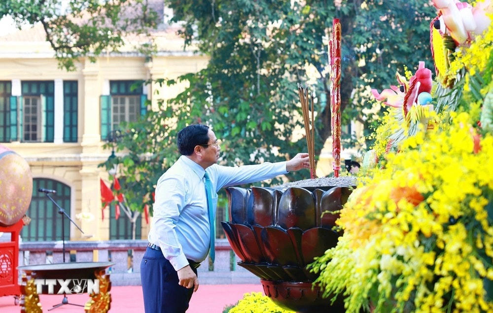 Thủ tướng Phạm Minh Chính dâng hương tại Tượng đài vua Lý Thái Tổ. (Ảnh: Dương Giang/TTXVN) ttxvn_ha noi vi hoa binh (5).jpg