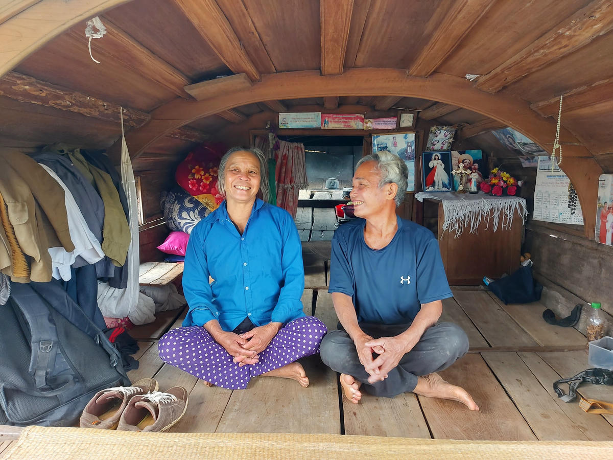 Nụ cười của người dân làng chài Thủy Long sau khi có đất làm nhà, ổn định cuộc sống.