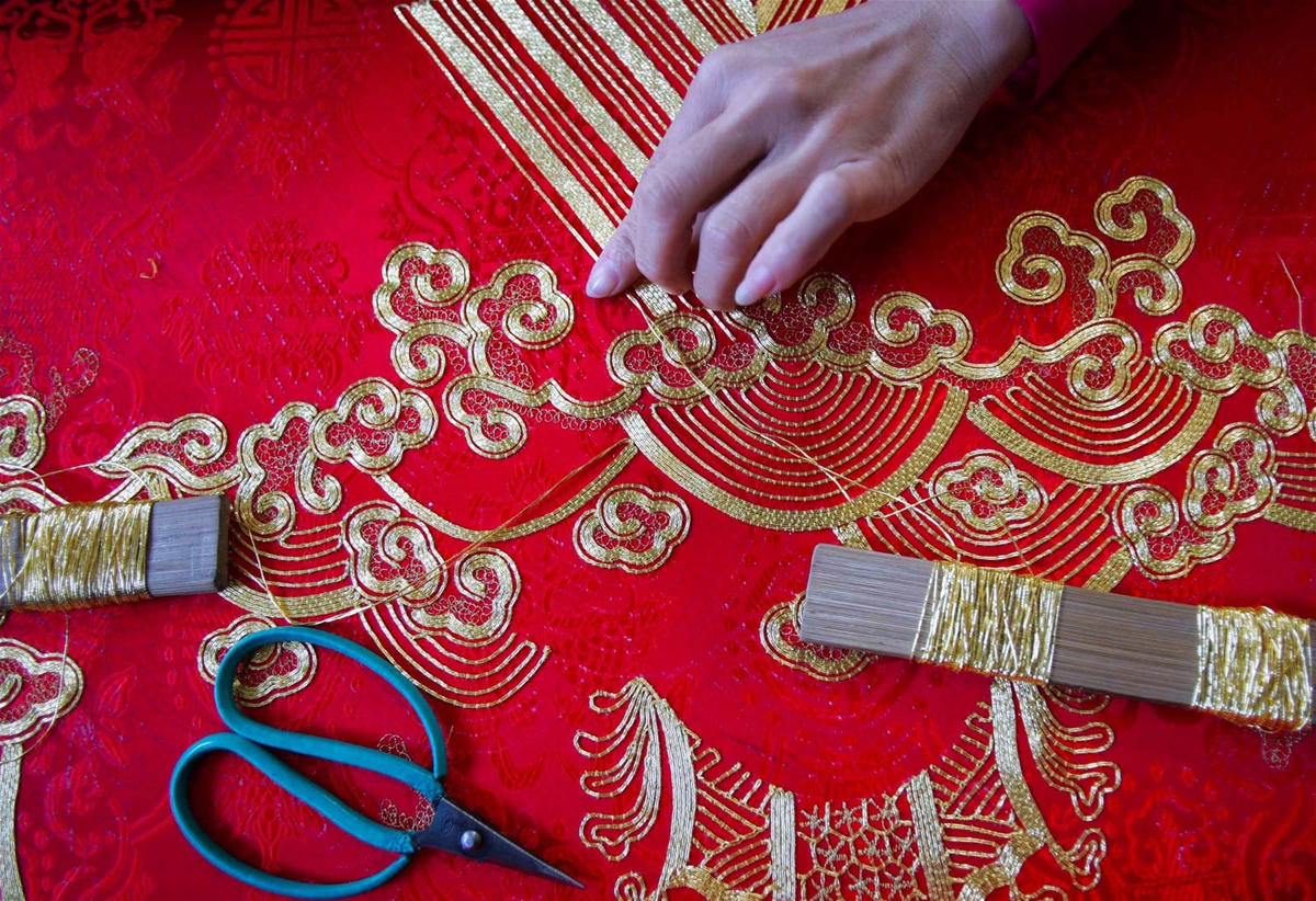 Hình thêu tinh xảo trên áo ngự.  Ảnh: Trọng Chính.