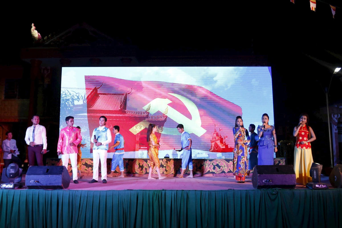 Ngoài các hoạt động thể thao, các hoạt động văn nghệ diễn ra tại chùa làm cho sinh khí đón Tết Chol Chnam Thmay càng vui tươi, phấn khởi.