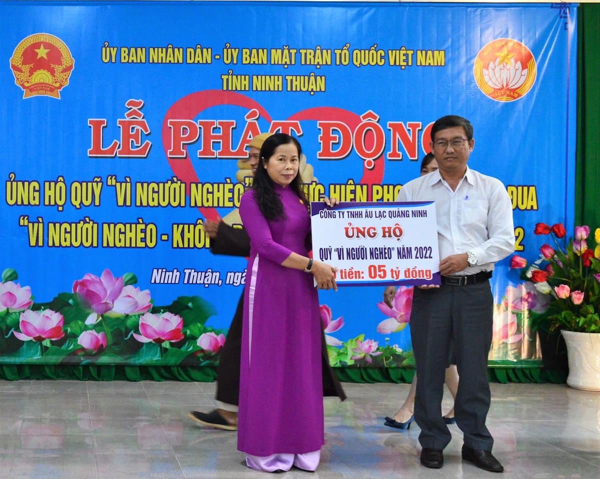 Công ty TNHH Âu Lạc Quảng Ninh ủng hộ Quỹ “Vì người nghèo” tỉnh Ninh Thuận. 