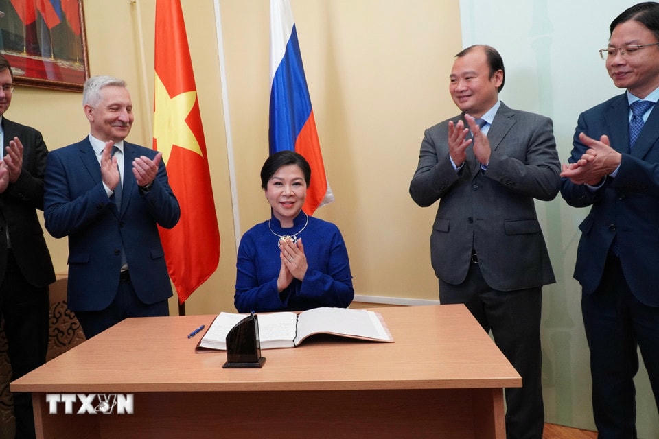 Phu nhân Ngô Phương Ly ghi sổ cảm tưởng tại Trung tâm Văn hóa Nga-Việt. (Ảnh: Tâm Hằng/TTXVN)