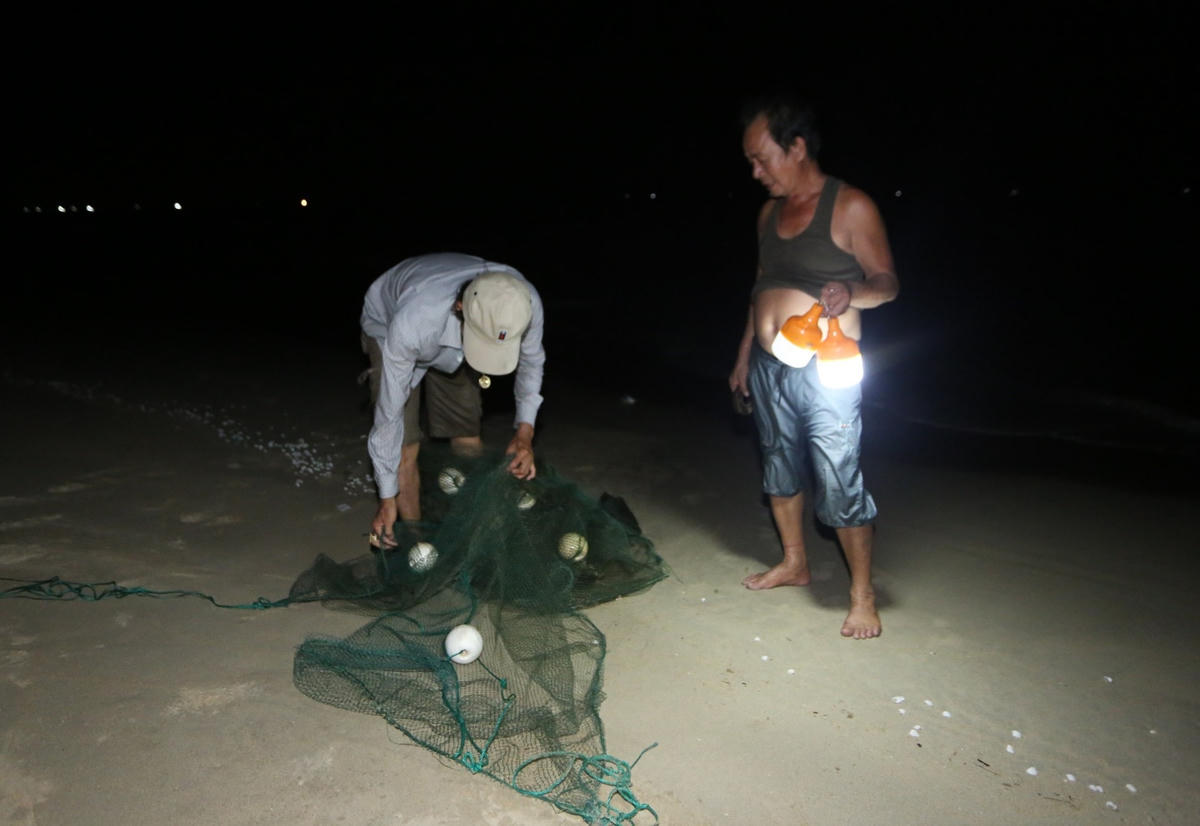 Một số người dân chuẩn bị lưới, đèn pin để săn bắt bắt bạch tuộc.