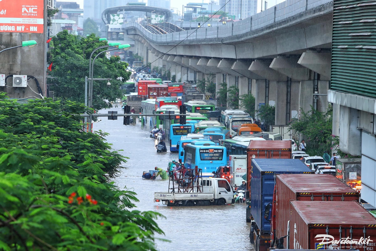 Sáng 26/8, do ảnh hưởng của bão số 5, Hà Nội có mưa lớn kéo dài suốt đêm, nhiều điểm ngập cục bộ đã xuất hiện. Thậm chí, tại nhiều tuyến đường ở khu vực Hà Nội giao thông bị chia cắt do ngập sâu trong nước.