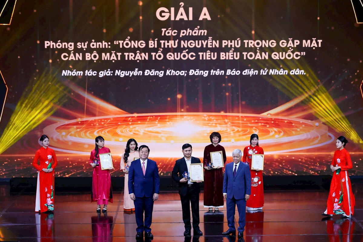 Trưởng Ban Tuyên giáo Trung ương Nguyễn Trọng Nghĩa, Chủ tịch UBTƯ MTTQ Việt Nam Đỗ Văn Chiến trao Giải A cho các tác giả đoạt giải. Ảnh: Quang Vinh.