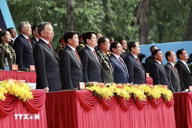 Các đồng chí lãnh đạo Đảng, Nhà nước và khách quốc tế thực hiện nghi thức chào cờ. (Ảnh: TTXVN) ttxvn-lanh-dao-dang-nha-nuoc-5410.jpg