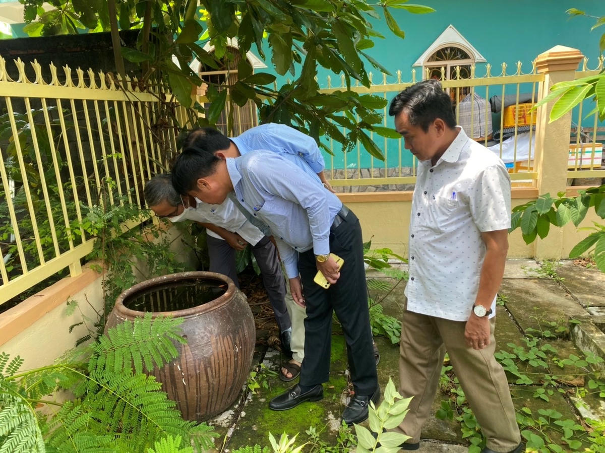 Ngành y tế TP HCM liên tục kiểm tra các điểm nguy cơ bùng phát dịch sốt xuất huyết.