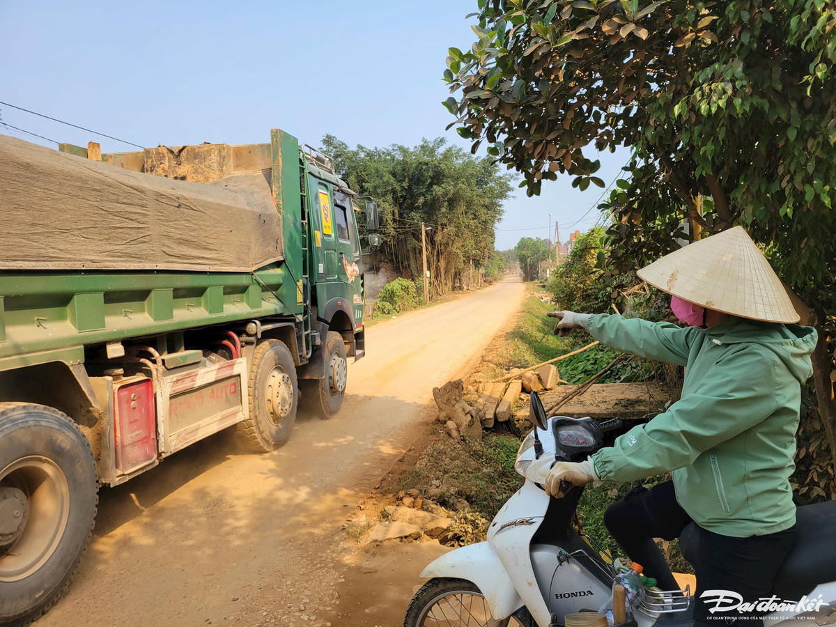 Người dân bức xúc vì mật độ xe tải lưu thông quá dày, thường xuyên gây ách tắc giao thông. Ảnh: Đình Minh