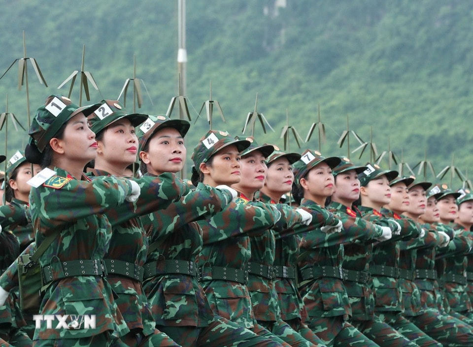 Khối nữ thông tin tham gia hợp luyện. (Ảnh: Trọng Đức/ TTXVN)