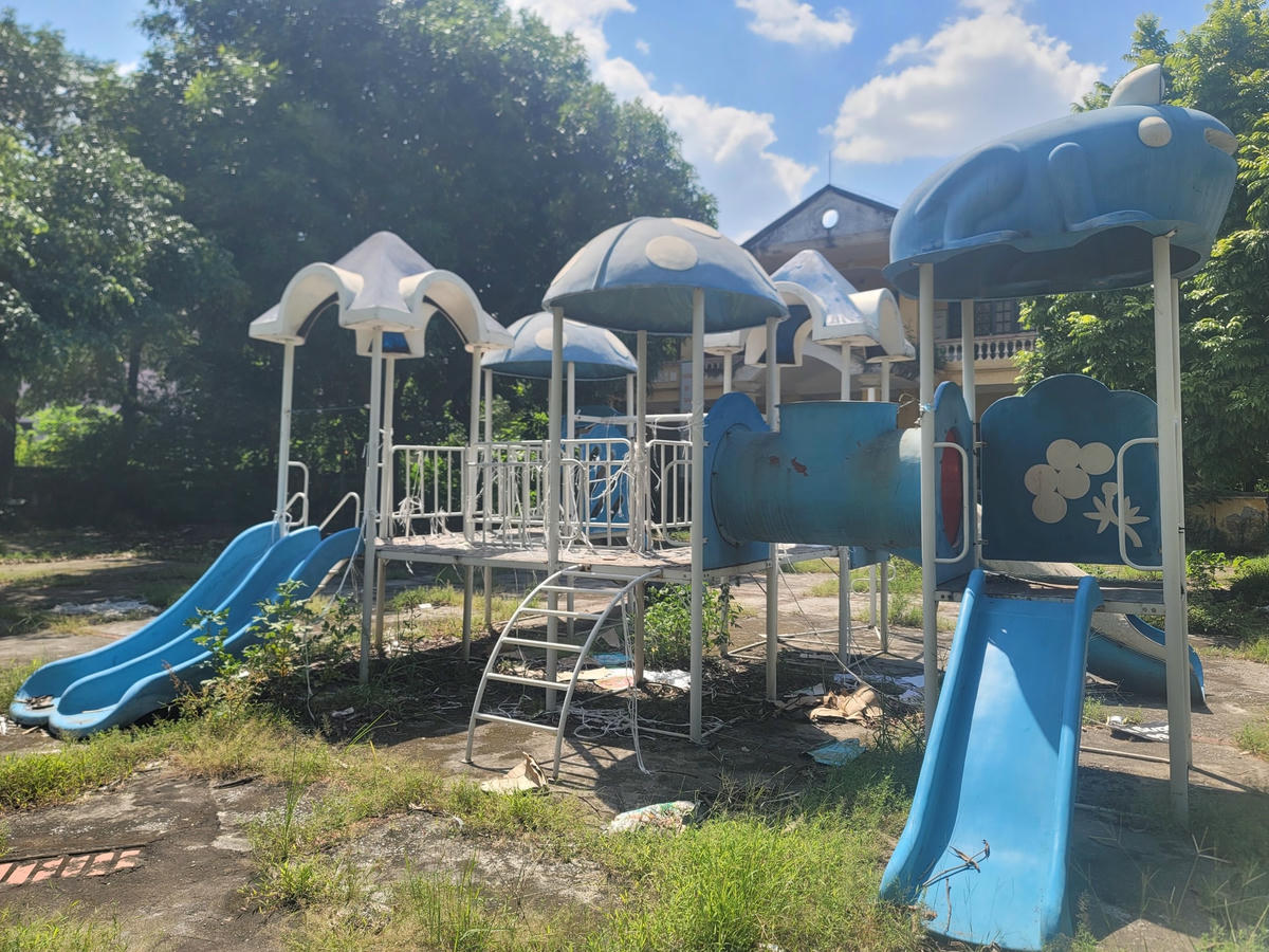 Khu vui chơi của học sinh hư hại, lãng phí.