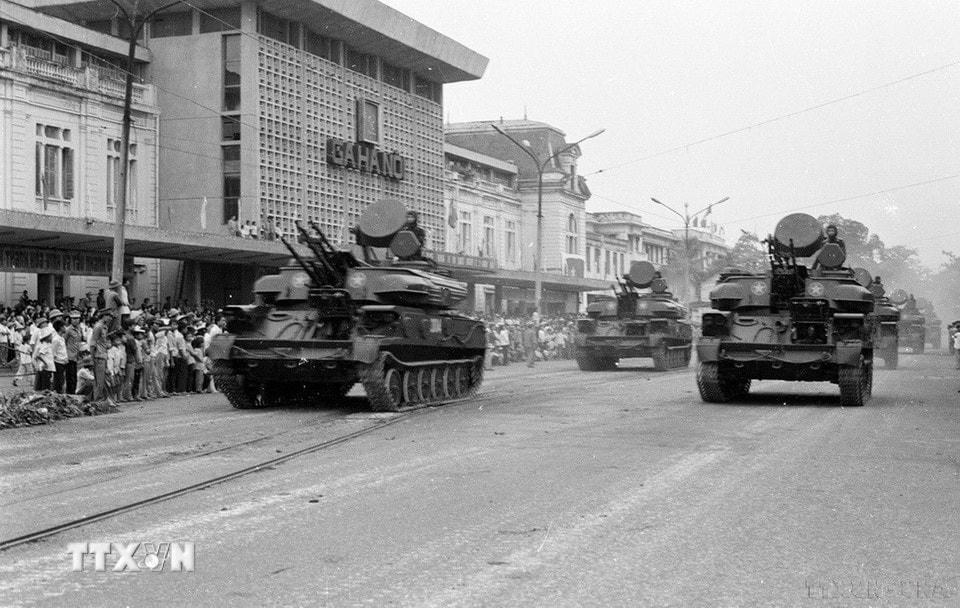 Binh chủng thiết giáp diễu hành trên đường Nam Bộ (nay là Lê Duẩn). (Ảnh: Cao Phong/TTXVN)