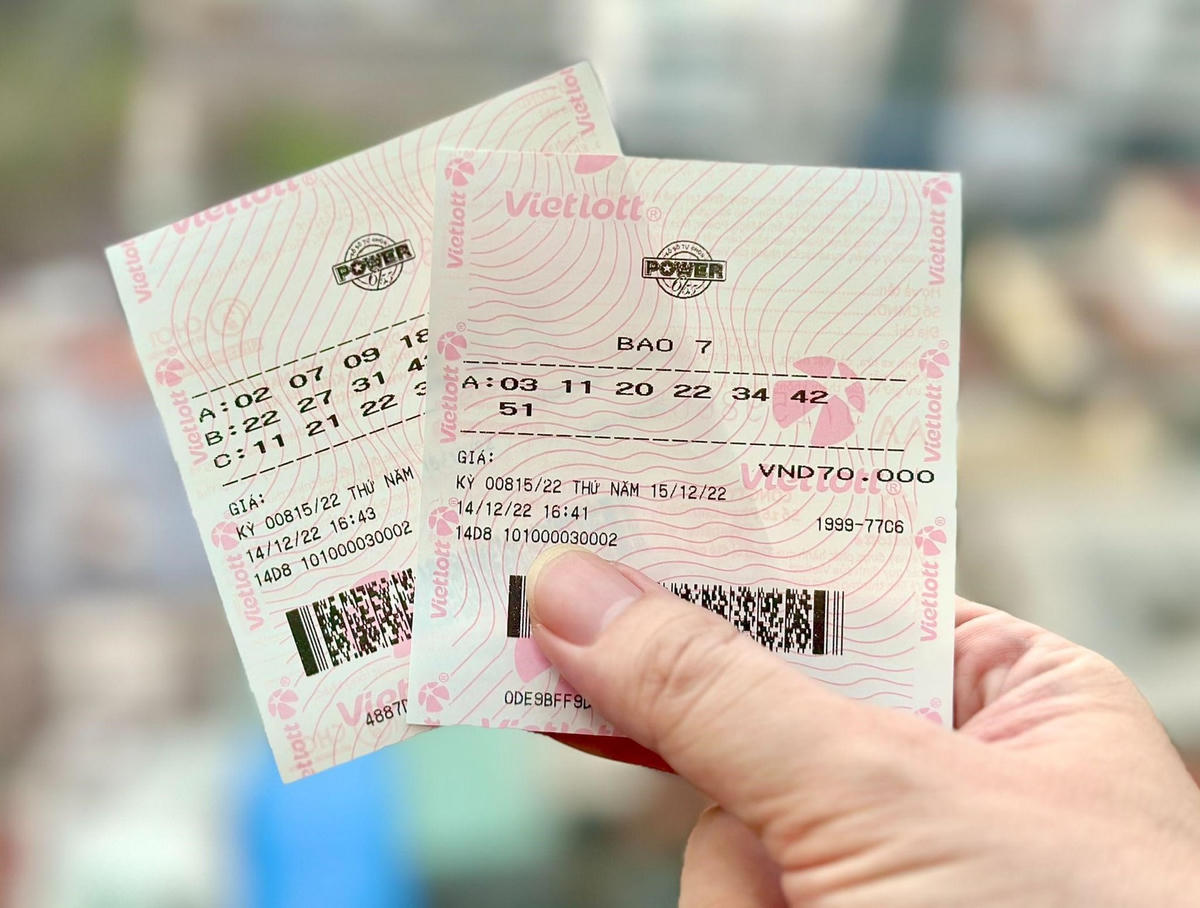 Nhiều ý kiến cho rằng Bộ Tài chính không thừa nhận các hình thức phân phối vé xổ số qua internet nhưng lại yêu cầu Công ty TNHH MTV Xổ số điện toán Việt Nam có kế hoạch quảng bá, truyền thông để gia tăng sự phổ biến của ứng dụng Vietlott SMS là đang tạo ra sự ưu ái với doanh nghiệp này.