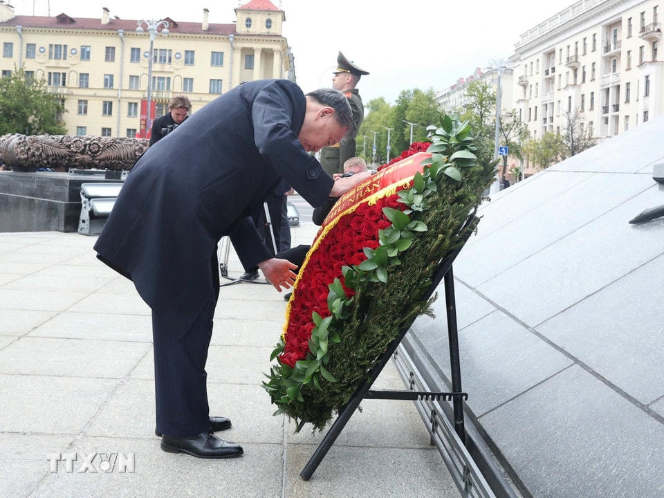Tổng Bí thư Tô Lâm đặt hoa tại Tượng đài Chiến thắng ở thủ đô Minsk. (Ảnh: Thống Nhất/TTXVN)