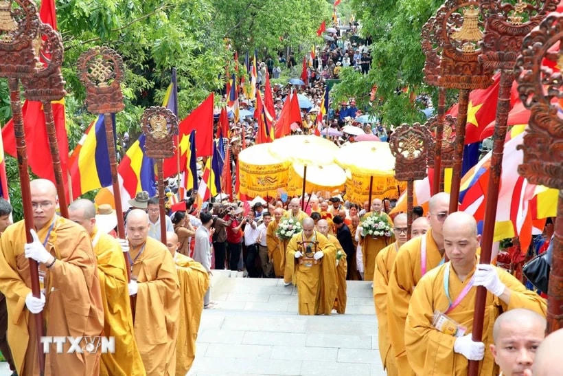Lãnh đạo tỉnh Hà Nam và ban tổ chức cung rước Cung rước Xá lợi Phật Thích Ca Mâu Ni về chùa Tam Chúc. (Ảnh: Đại Nghĩa/TTXVN)