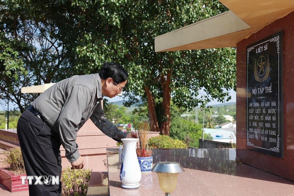 Thủ tướng Phạm Minh Chính thắp hương tại Nghĩa trang Liệt sỹ Phú Quốc. (Ảnh: Dương Giang/TTXVN) ttxvn_thu_tuong_15.jpg