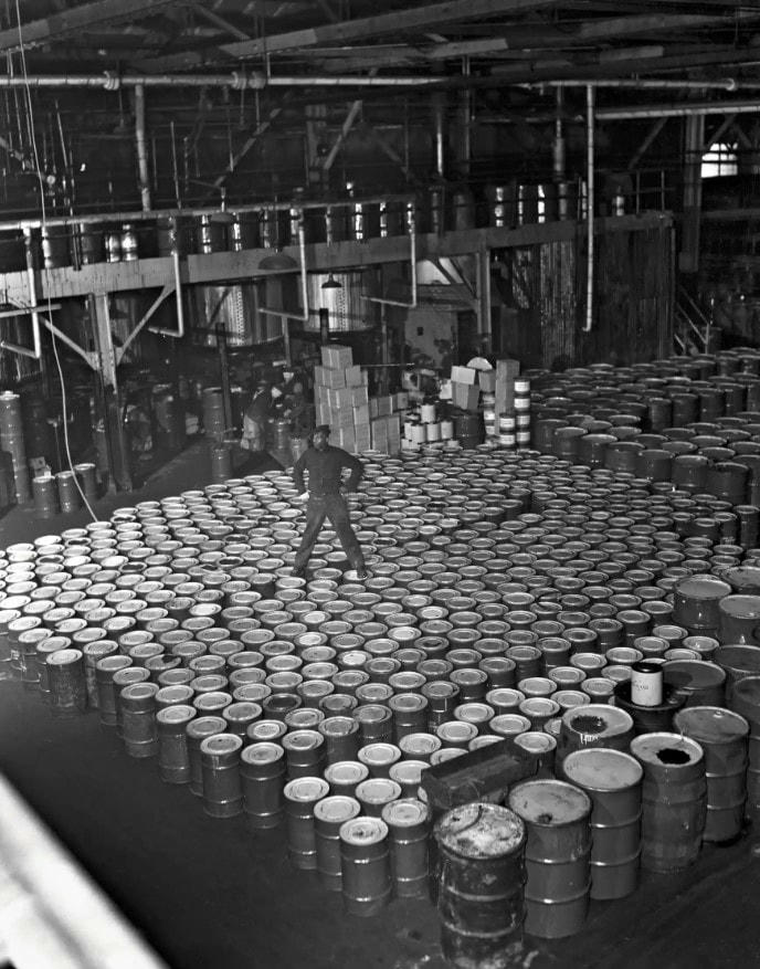 Những thùng dầu đang chờ vận chuyển. Ở phía sau là các thùng chứa đang được đổ dầu. Ảnh: The Guardian.