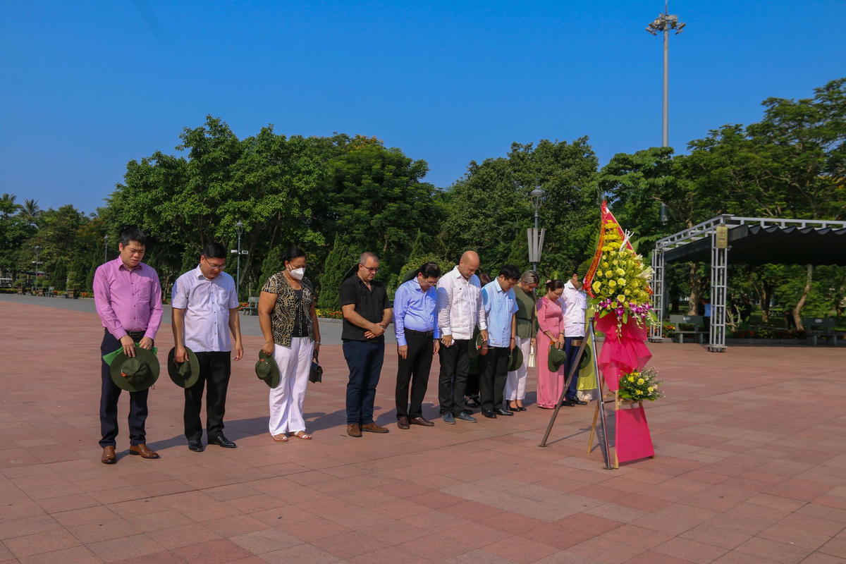 Đoàn đến thăm viếng tại Di tích Quốc gia đặc biệt Thành cổ Quảng Trị và dành phút mặc niệm tưởng nhớ các anh hùng liệt sĩ đã hi sinh anh dũng trong cuộc chiến đấu 81 ngày đêm.