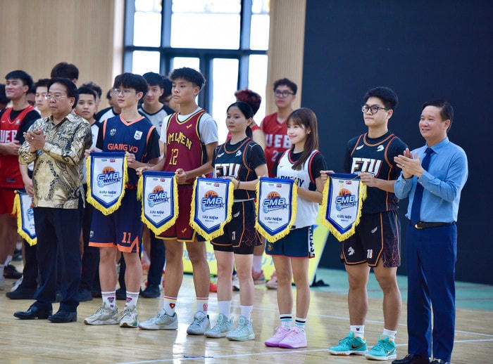 Ông Nghiêm Vũ Khải và Nhà báo Nguyễn Tiến Bình trao cờ lưu niệm cho đại diện các đội bóng. 9ac67547-0aa5-4447-9434-03079a18d146.jpg