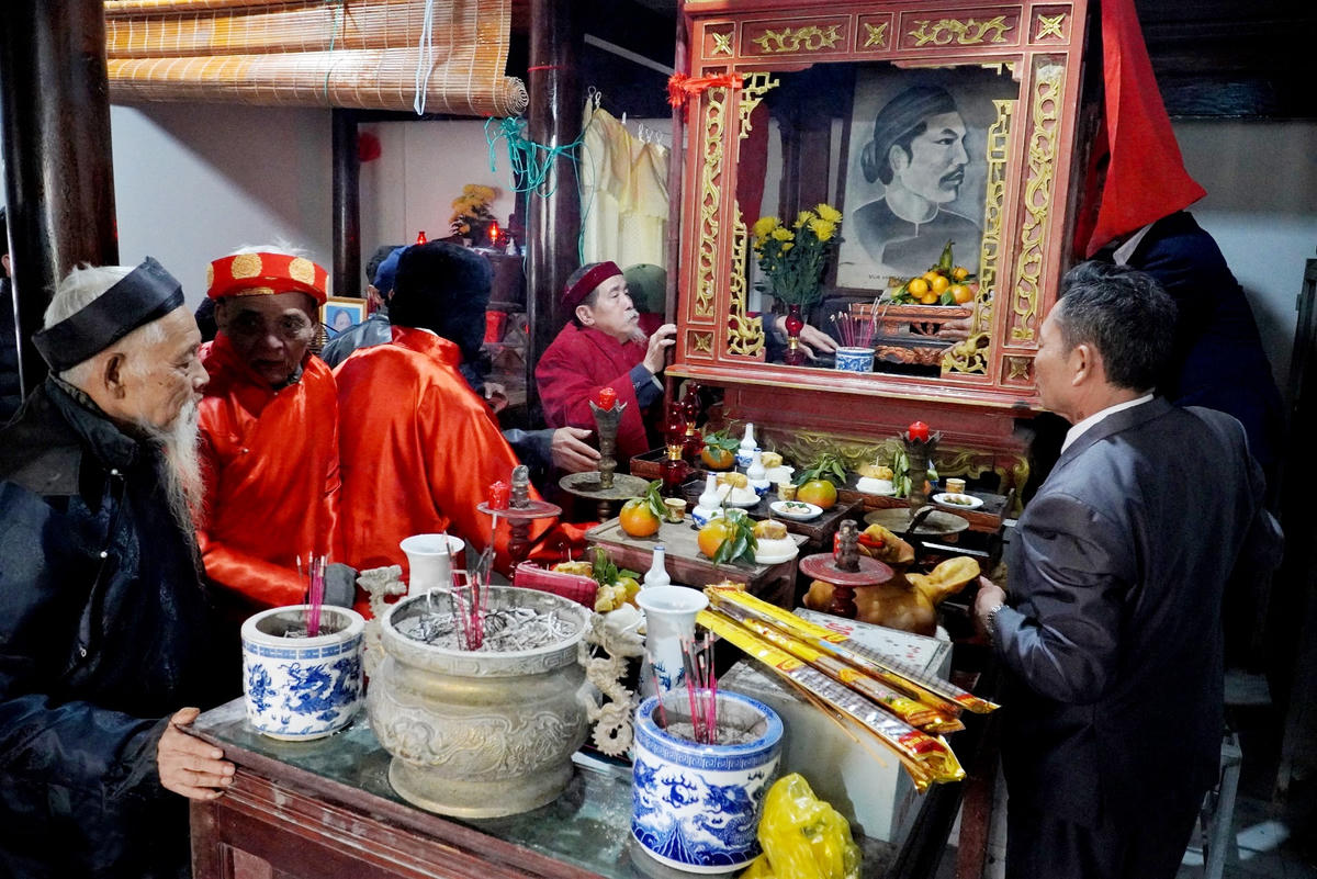 Về đến nhà tân cố đạo chủ, báu vật và sắc phong sẽ được rước từ kiệu xuống và cho vào két sắt, tủ để cất giữ. Di ảnh vua Hàm Nghi được đặt vào giữa nhà để gia chủ thờ kính. Cố đạo chủ được giao nhiệm vụ giữ gìn, bảo quản báu vật trong mỗi năm là những vị cao niên trong xã.