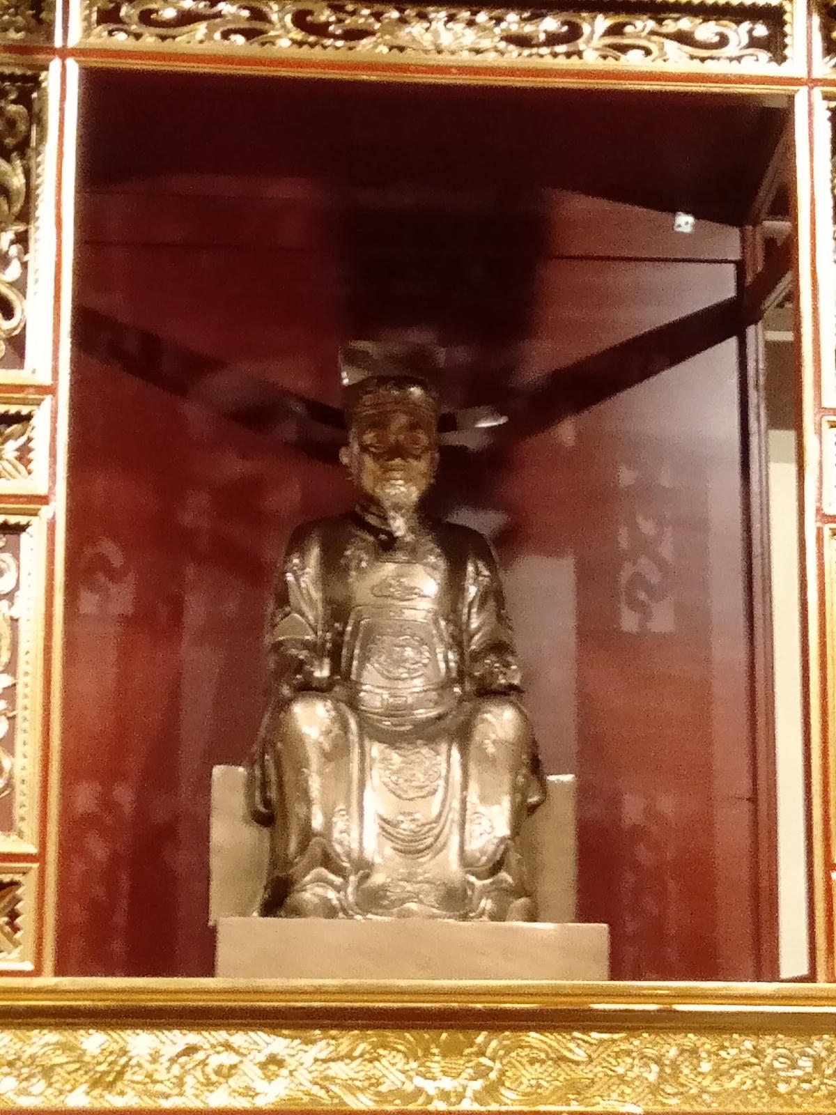 Tượng Phạm Công Trứ trong đền thờ.