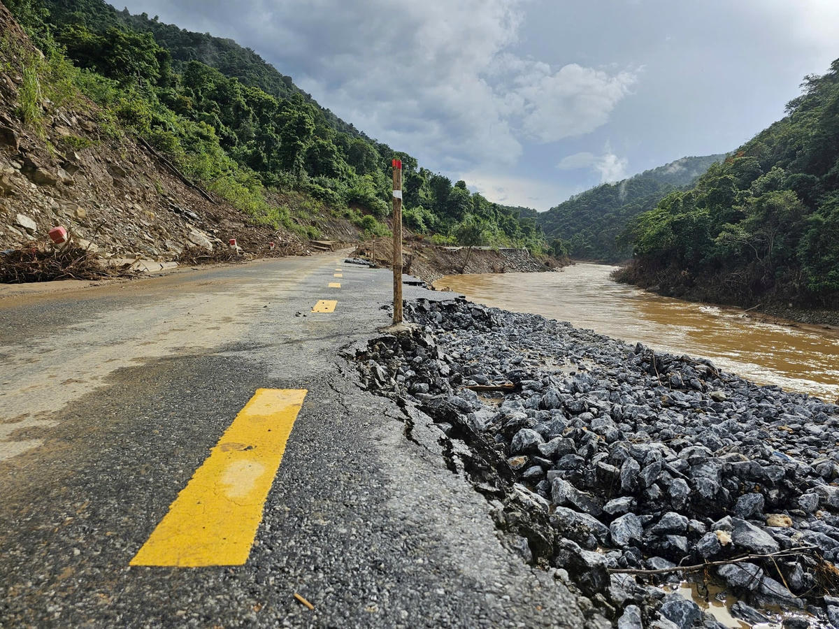 Qua quan sát, một số vị trí, ta luy âm sạt lở trầm trọng, gây hư hỏng gần như cả mặt thảm nhựa đường, hộ lan đường bị cuốn trôi, biến mất.