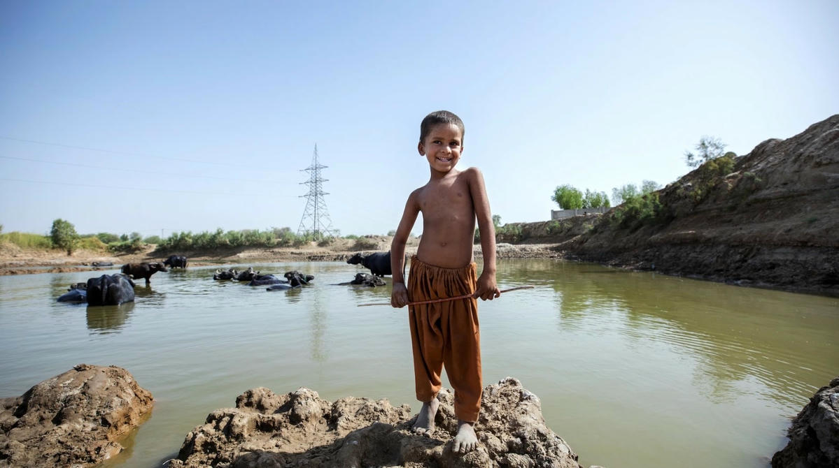 Một đứa trẻ trong cộng đồng nông dân trồng lúa ở Jacobabad. Ảnh: VICE.