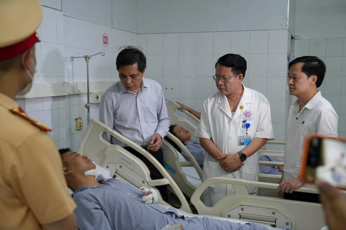 Thăm khám cho bệnh nhân vụ lật tàu tại BV Đa khoa Quảng Ninh (ảnh Sở Y tế Quảng Ninh)