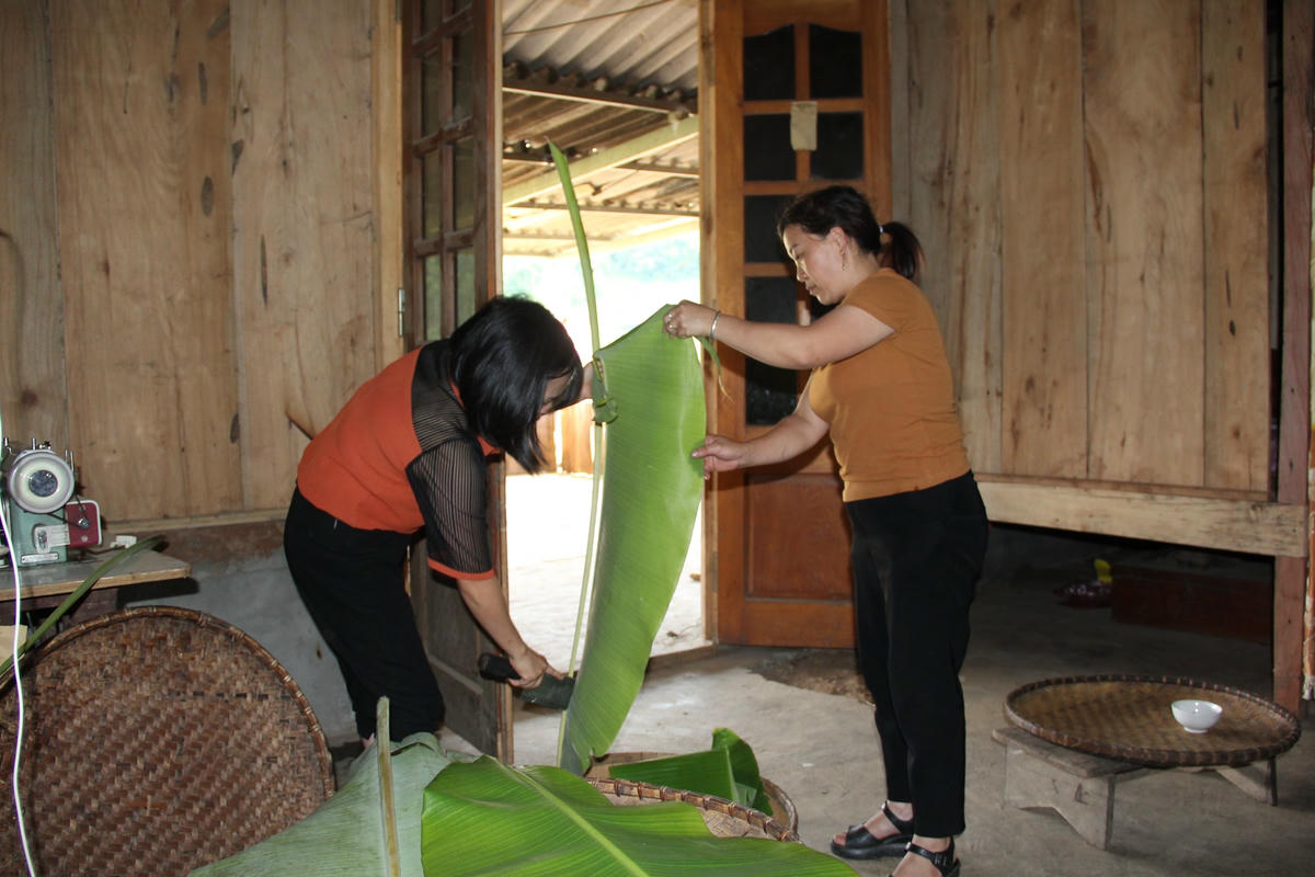 Người chuẩn bị lá chuối...