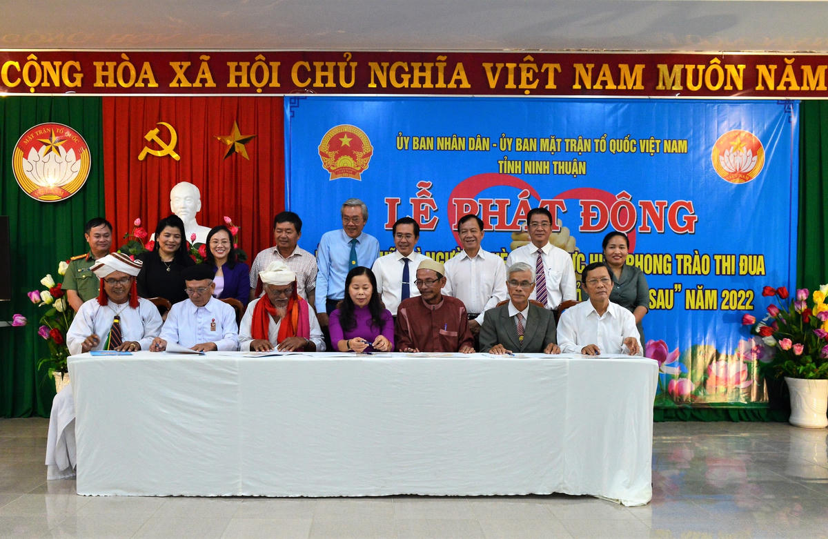 Đại diện các Đoàn thể tỉnh Ninh Thuận, Hội bảo trợ bệnh nhân nghèo tỉnh Ninh Thuận, các tổ chức tôn giáo ký cam kết nhận đỡ đầu, giúp 70 hộ nghèo tại địa phương thoát nghèo bền vững.